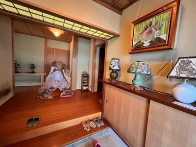 【玄関】 | 安佐北区深川四丁目　戸建  | 広い玄関です