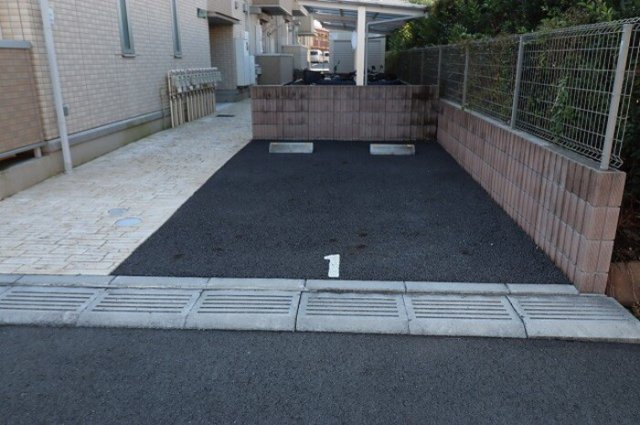 シャルマンの駐車場