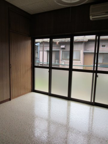 南美園町貸家の洋室