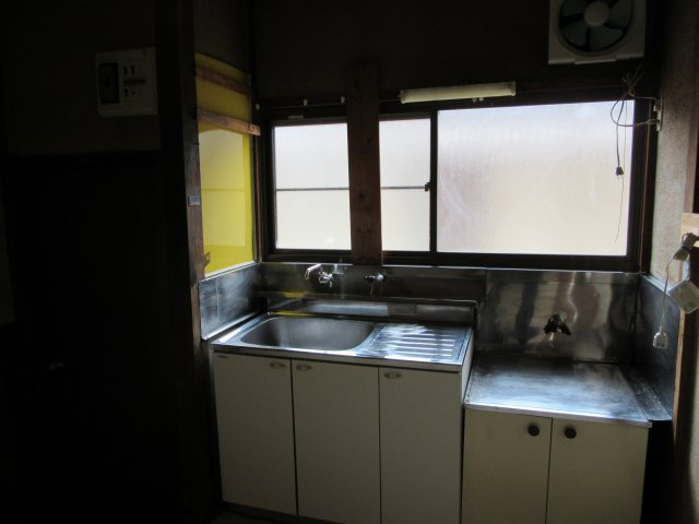 南美園町貸家のキッチン