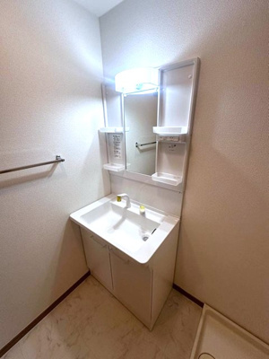 【洗面所】 | Salida仲町台/サリーダ仲町台 | 洗髪洗面化粧台で忙しい朝にも寝癖の付いた頭にも優しい☆お化粧するときにも大活躍です♪