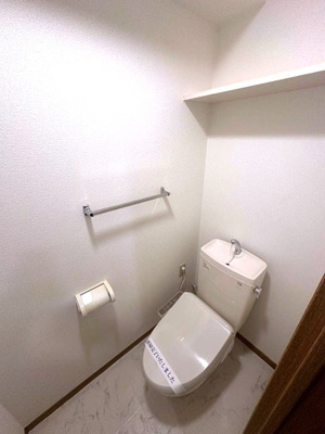 【トイレ】 | Salida仲町台/サリーダ仲町台 | トイレは温水洗浄便座付き♪人気のバストイレ別です♪小物を置ける便利な棚やタオルハンガーも付いています♪
