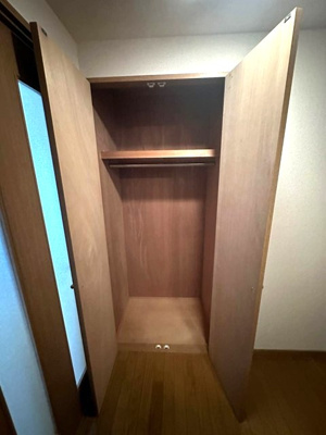 【収納】 | Salida仲町台/サリーダ仲町台 | 廊下にあるクローゼットです！かさばりやすいコートなどもハンガー掛けができてすっきり片付きます♪