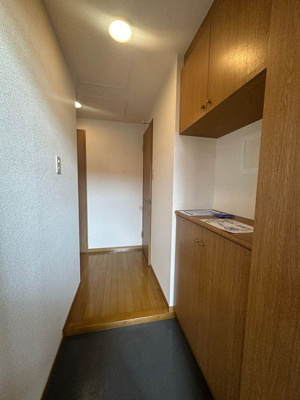 【玄関】 | Salida仲町台/サリーダ仲町台 | 玄関から室内への景観です！右手にトイレ、左手にリビングダイニングキッチンがあります♪