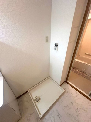 【設備】 | Salida仲町台/サリーダ仲町台 | 洗面所内、洗髪洗面化粧台横にある室内洗濯機置き場です♪防水パンが付いているので万が一の漏水にも安心です！