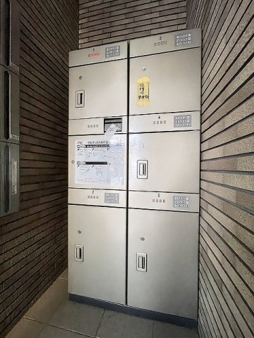 【その他共用部分】 | Salida仲町台/サリーダ仲町台 | 共用エントランスには宅配BOXがあるので荷物の受け取りもスムーズに♪再配達を依頼する手間が省けます☆