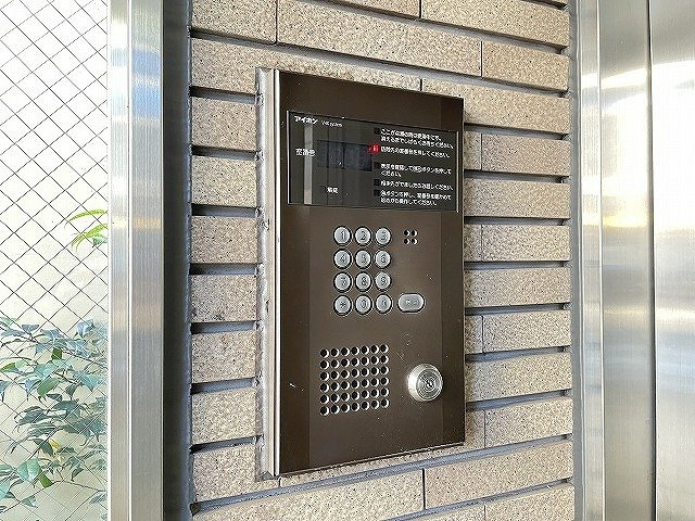【エントランス】 | Salida仲町台/サリーダ仲町台 | 共用エントランスは不審者の侵入を未然に防ぐオートロック付き！防犯対策充実しています◎