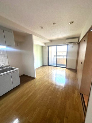 【居間・リビング】 | Salida仲町台/サリーダ仲町台 | リビングダイニングキッチン9.9帖☆バルコニーに繋がるお部屋です♪エアコン付きで1年中快適に過ごせますね☆