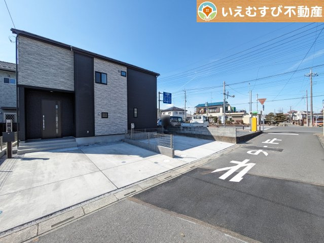 BLOOMING GARDEN　鴻巣市吹上本町2丁目の前面道路含む現地写真|充分な広さの4ｍ前面道路
間口が広くお車の出し入れも問題なく行えるスペースが確保されています♪