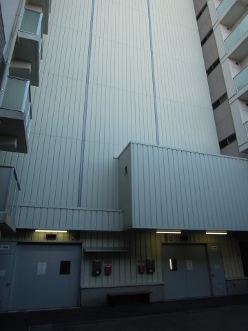 プレミスト大手さくら通りの駐車場|マンション敷地内にある機械式駐車場。１号機のミドルルーフ（車高１７００以下）を使用してます。月３,５００円の駐車料金は周辺相場と比べると1/3程の低料金！