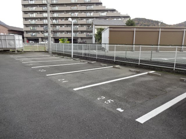 リバード高岡の駐車場