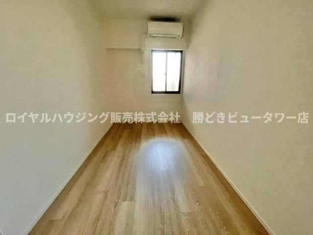 落ち着いた色調の洋室です