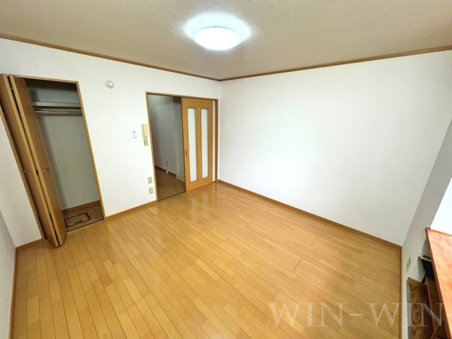 ミューズイン花中 Aの洋室