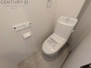 温水洗浄便座付トイレは温水洗浄機能により、暖かい水でおしりを洗浄することができ、冷たい水を使う従来の便座に比べ、温水洗浄機能で暖かいトイレを提供し、快適な使用を可能にします。