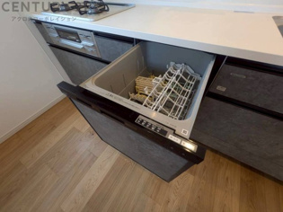 食器洗浄乾燥機は手洗いに比べて時間や労力を節約できます。また、高温のお湯で洗浄されるため、雑菌や細菌を殺菌する効果もあります。さらに、乾燥機能があるため、手で拭く手間も省け衛生的に保管できます。