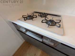 多数の調理器具を同時に使用でき、料理の効率化が可能。省エネで節約になり、様々な料理スタイルに適応できます。また、火力調整が独立しており、手入れや掃除もしやすく、今よりもっとお料理が楽しくなるかも。