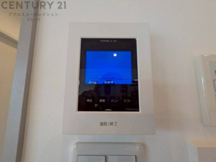 訪問者が来たときにテレビ画面で確認できるため、安心してドアを開けられます。録画機能があるものもあり、留守中に来訪者を記録しておくことができます。利便性が高く、セキュリティ面でも安心です。