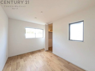 寝室…リラックスできるプライベート空間で、快適な睡眠をサポート。個人の好みに合わせたインテリアや寝具で心地良さを追求。プライベートな時間を過ごし、リフレッシュする場所におすすめです。