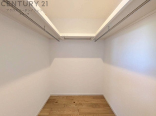 ウォークインクローゼットは、歩いて入れるタイプの収納スペースで、衣類や小物を整理しやすいのが特徴です。一般的なクローゼットよりも広く、収納力が高いため、家の中をすっきり保つのに役立ちます。