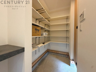 シューズインクローク（シューズクローク）は、玄関横に設けられる収納スペースで、靴だけでなく、傘やベビーカー、アウトドア用品など外で使うアイテムを収納できる便利な空間です。