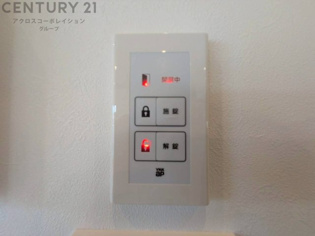 就寝前などにわざわざ玄関まで行かなくても、ドアホンで戸締まりの確認・施錠ができるため安心です。﻿