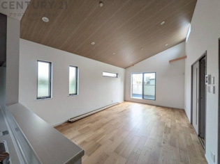 特徴的な勾配天井: 天井が斜めになっており、空間に開放感を与えています。