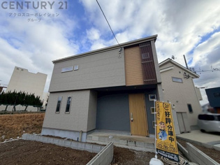 リビングダイニングは家族や友人とのコミュニケーションを楽しむ場所でくつろぎながら食事や会話を楽しめ、多目的に利用できリラックスできる空間です。家庭内の中心として機能し、快適な生活をサポートします。