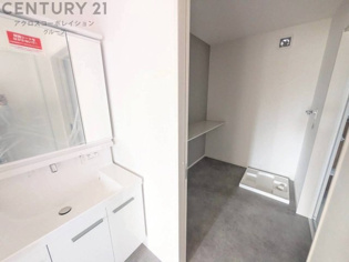 衣服の収納や脱ぎ着や整理整頓がしやすく、湿った衣類を乾燥させるスペースがありカビや臭いの発生を防ぎます。床の汚れを他の部屋に持ち込まず清潔を保つことができます。また快適な入浴環境の整備にも役立ちます。