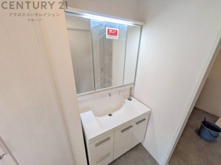 化粧品や洗顔料、歯ブラシなどの必需品をまとめて置ける収納スペースがあり、使用するたびに取り出す手間が省けます。また、水回りのため、濡れても大丈夫な素材が使用されており、お手入れが簡単です。