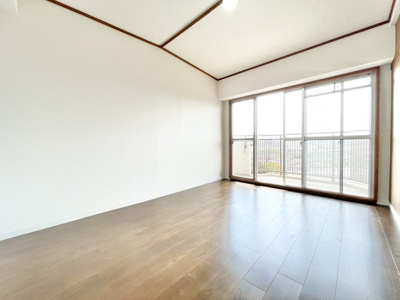 【寝室】 | 青葉丘マンション | 現在ご返済中のカーローン・カードローン・教育ローンなどを住宅ローンに一本化したり、家具家電購入費用・引越し費用を住宅ローンと組み合わせるなど、お客さまにメリットの多い住宅ローンのご提案が可能です。
