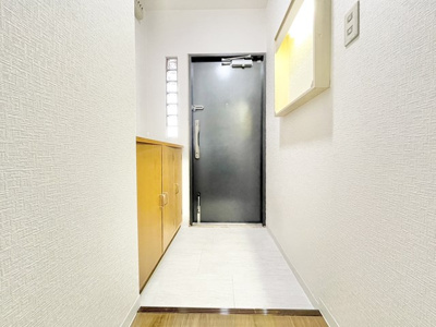 【玄関】 | 青葉丘マンション | こちらの物件近くの教育施設や、スーパー・公園など、物件周辺の住環境を併せてご案内させて頂きます。ぜひ、現地での暮らしをイメージなさって下さい！