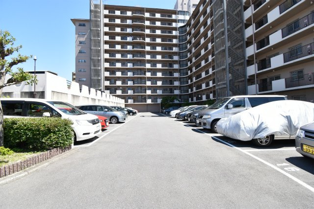 【駐車場】 | 青葉丘マンション | サイトに掲載されていない箇所の写真、撮影してお届けさせて頂きます！気になる物件で、見たい部分の画像が無い場合は、弊社スタッフまでご連絡下さいませ。お客様の気になる箇所を、カメラにて撮影して参ります！