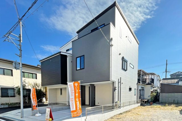 尼崎市杭瀬寺島1丁目新築一戸建て｜4LDK+並列駐車2台可の外観|阪神「杭瀬」駅徒歩10分の立地に全2区画新築戸建が誕生いたしました◎好評につき残1邸です。
外構まですべて完成し、即日内覧・引渡しが可能となりました！皆様からのご連絡を心よりお待ちしております。