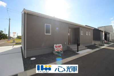 【外観】 | リーブルガーデン宇部市妻崎開作第二（６号棟） | 整備された道路に面する現地は、コミュニティー以外の方々の出入りも少なく、お車の出し入れも楽々です。