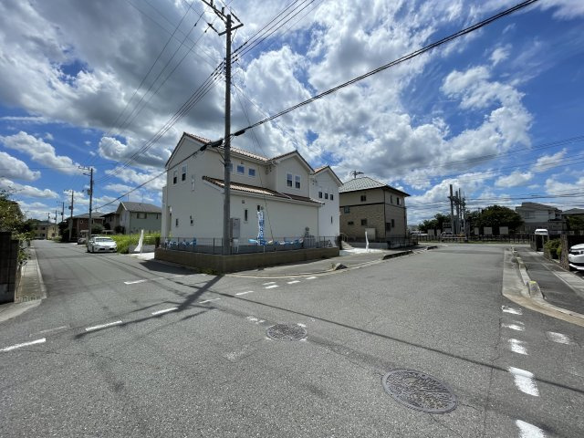 【前面道路含む現地写真】 | 熊谷市石原　いろどりアイタウン　新築戸建　全2棟　01号棟