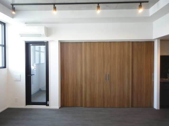 【居間・リビング】 | RE BLDG | 別号室の写真になります。現況優先。