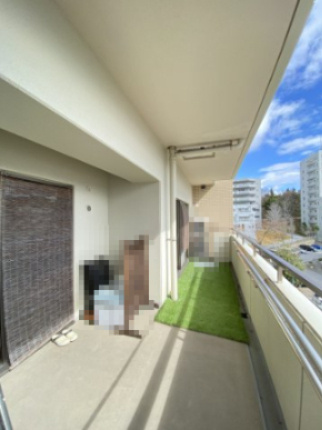 AcityヒルズアリーナⅢ番館のバルコニー|広々としたバルコニーは開放感があり、明るく洗濯物もよく乾きそうです