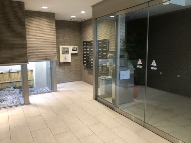 呉市西中央１丁目の賃貸マンションのエントランス