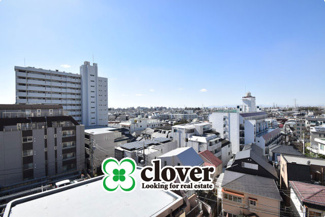 【展望】 | 眼前に広がる空の雄大さと、このお部屋の自慢の一つである「眺望」をご覧ください。毎日、この景色を独り占めできる新生活に夢が広がります。～即日のご見学可能～　お問合せはお気軽にどうぞ。
