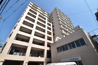 【外観】 | 青空によく映える建物です。手入れの行き届いた外壁やマンション正面エントランスなど、綺麗な姿をぜひ一度、現地にてご覧ください。～即日のご見学可能～　お問合せはお気軽にどうぞ。
