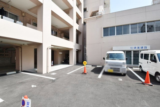 【駐車場】 | マンションの駐車場スペース。空きの有無や駐車料金、サイズ規定などについては、改めてお問い合わせください。～即日のご見学可能～　お問合せはお気軽にどうぞ。
