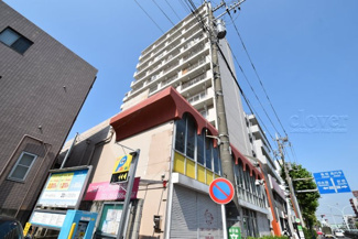 【外観】 | 青空によく映える建物です。手入れの行き届いた外壁やマンション正面エントランスなど、綺麗な姿をぜひ一度、現地にてご覧ください。～即日のご見学可能～　お問合せはお気軽にどうぞ。
