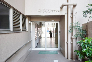 【エントランス】 | お客様を、そして住人を出迎えてくれるマンションのエントランス。ゴミが落ちていないことからも、管理状態の良さや住民の節度の高さが見て取れます。～即日のご見学可能～　お問合せはお気軽にどうぞ。
