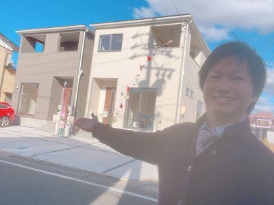 【外観】 | 知立市新林町全３棟 | 撮影
社長の村田です！
自らプレイヤーとして営業しています
長年の経験と実績から皆様により良いマイホーム購入のご提案をいたします。
住宅ローンの不安や購入後の不安等何でもご相談ください。