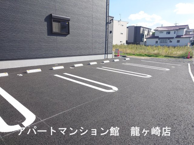 ルーエⅤの駐車場