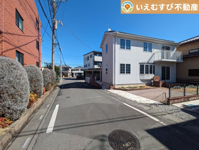 深谷市上野台　中古戸建の前面道路含む現地写真