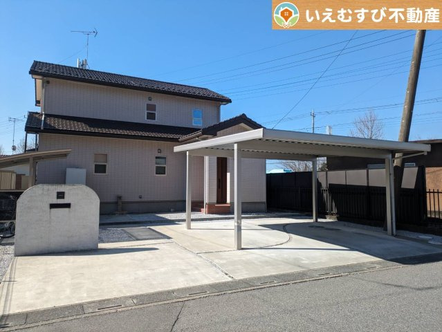 熊谷市原島　中古戸建の駐車場|雨風から大切な愛車を守るカーポート付き
雨風から守るだけでなく雨の日のお買い物帰りなども雨を避けられて助かりますね♪