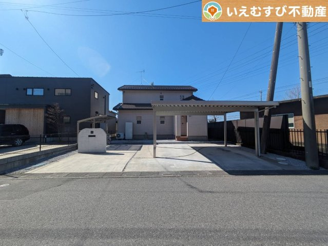 熊谷市原島　中古戸建の前面道路含む現地写真|充分な広さの前面道路
間口が広くお車の出し入れも問題なく行えるスペースが確保されています♪