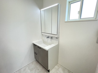 【独立洗面台】 | 【新築分譲住宅】 東根市中央 | 三面鏡の洗面台です。朝シャンもしやすく奥様はドレッサーとしてもご利用いただけます♪