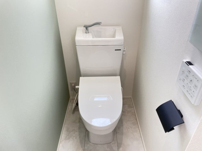 【トイレ】 | 【新築分譲住宅】 東根市中央 | アクセントクロスを使い、普通のトイレとは違う仕上がりに◎
温水洗浄暖房便座です♪